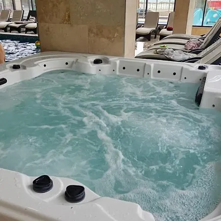 Pool & Retreat Langa Plaja Mamaia Nord