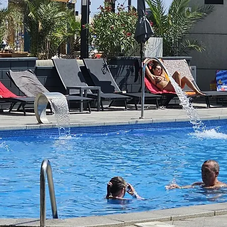 Pool & Retreat Langa Plaja Mamaia Nord Apartmán Năvodari